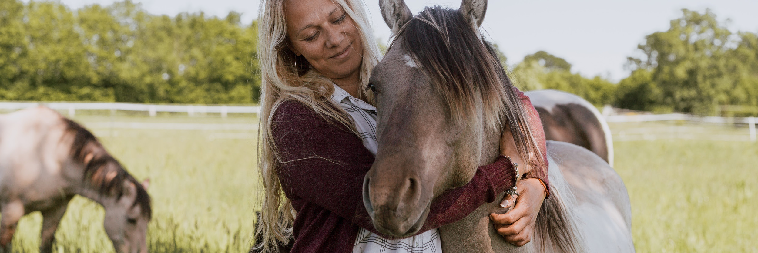 Catherine Seib mit Pferd im Arm