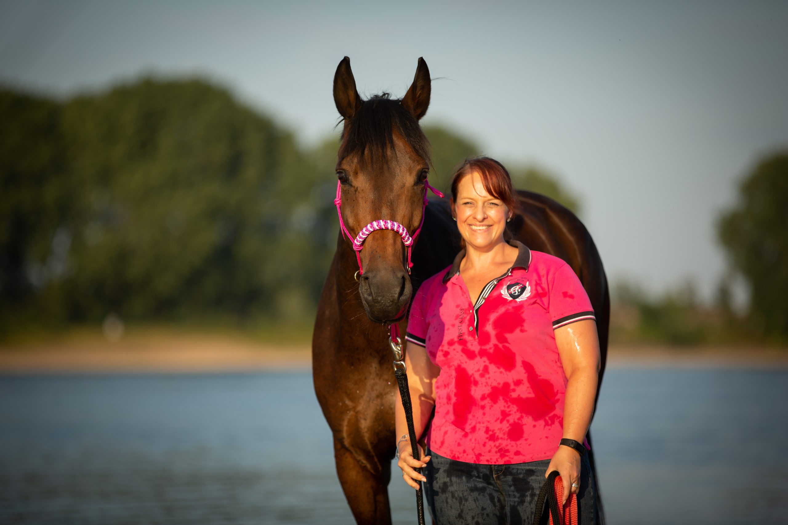 Frau mit Pferd von Believe in Magic – Tierkommunikation & Energiearbeit by Désirée Kohlgraf